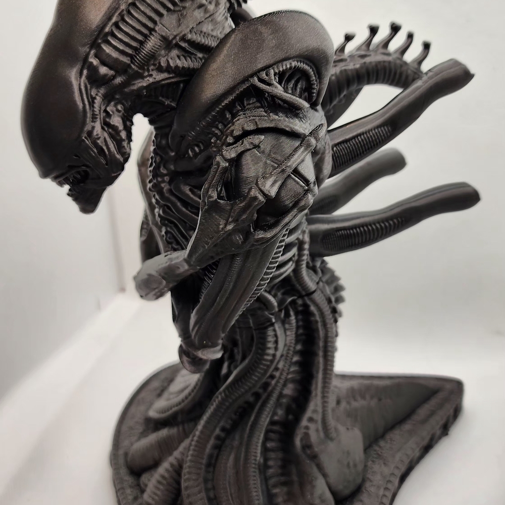 Xenomorph Alien Figurine Statue